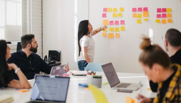 Team dat samenwerkt aan klantretentie en churn-preventie