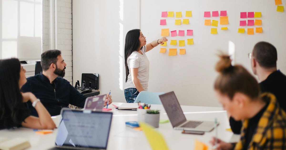 Team dat samenwerkt aan klantretentie en churn-preventie