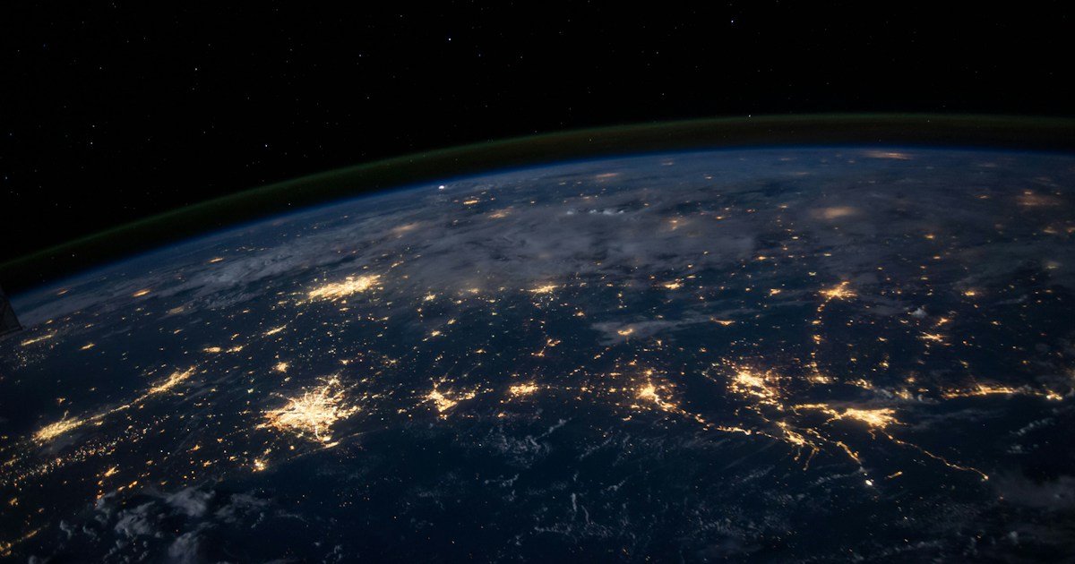 Digitale netwerkverbindingen die cloud computing en SaaS-software symboliseren