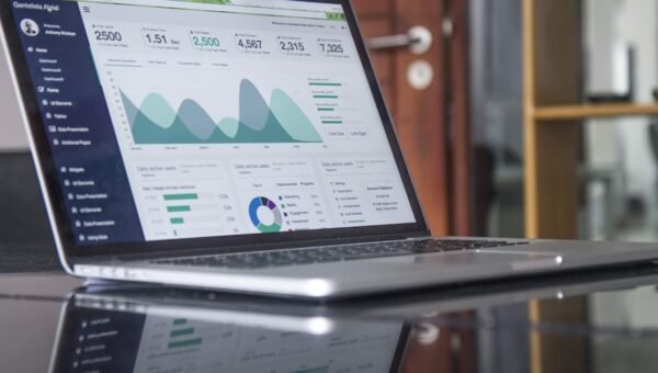 Laptop met analytics die SaaS-groei en acquisitiekanalen toont