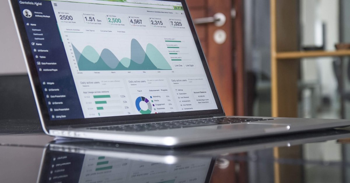 Laptop met analytics die SaaS-groei en acquisitiekanalen toont